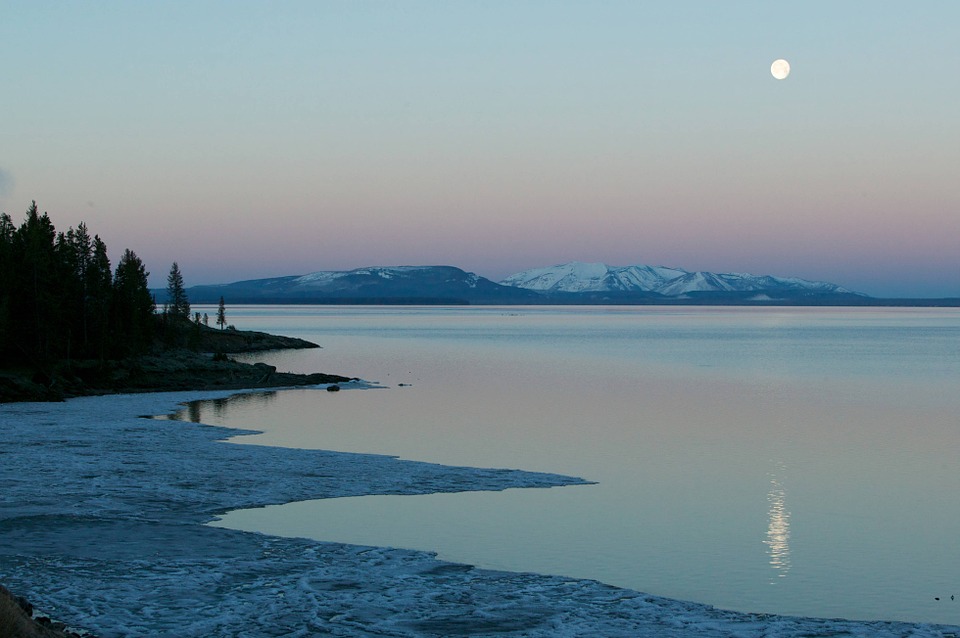 lake-yellowstone-at-night