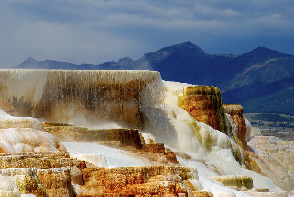 mammoth-hotspring-yellowstone