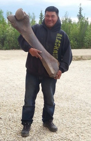 Robert-Kyikavichik-with-woolly-mammoth-bone