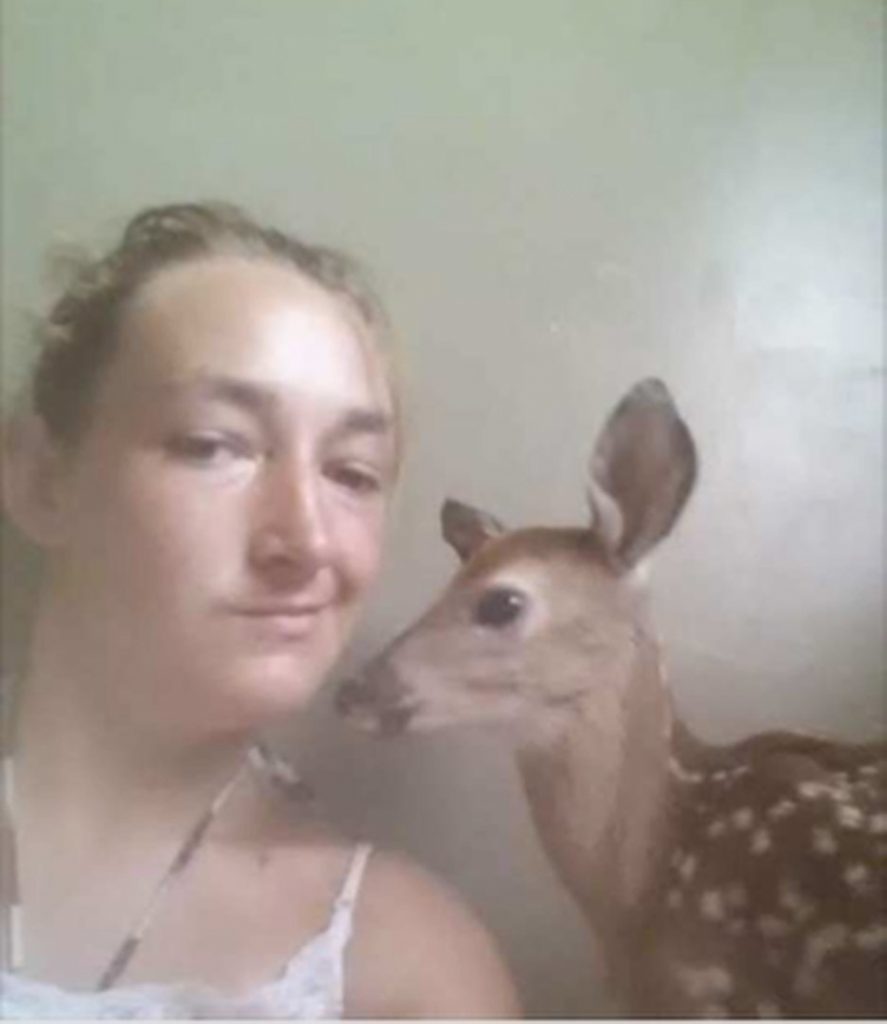 karen-hofstetter-poses-for-selfie-with-kidnapped-fawn