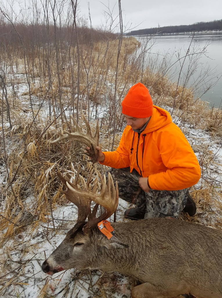 quinten-saunders-with-buck-and-shed-antler