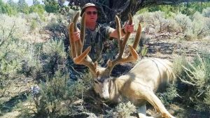 Frank-Cheeney-and-his-world-record-archery-mule-deer